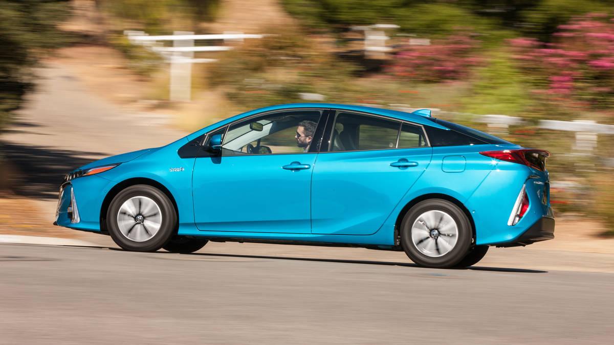 Subaru выпустит гибридную модель на базе Toyota Prius Prime