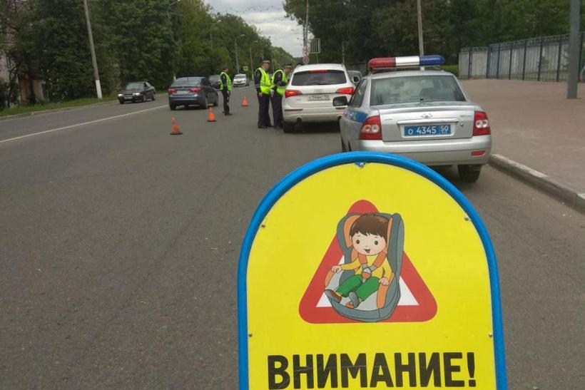 Водителям Чехова напомнили о правилах перевозки детей