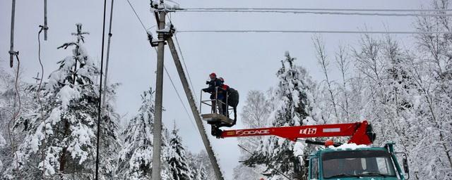 В Новгородской области ввели режим ЧС из-за обрывов ЛЭП после снегопадов