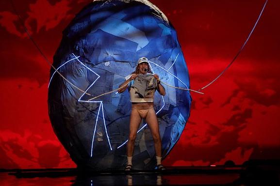 Участник «Евровидения» вышел на сцену без штанов