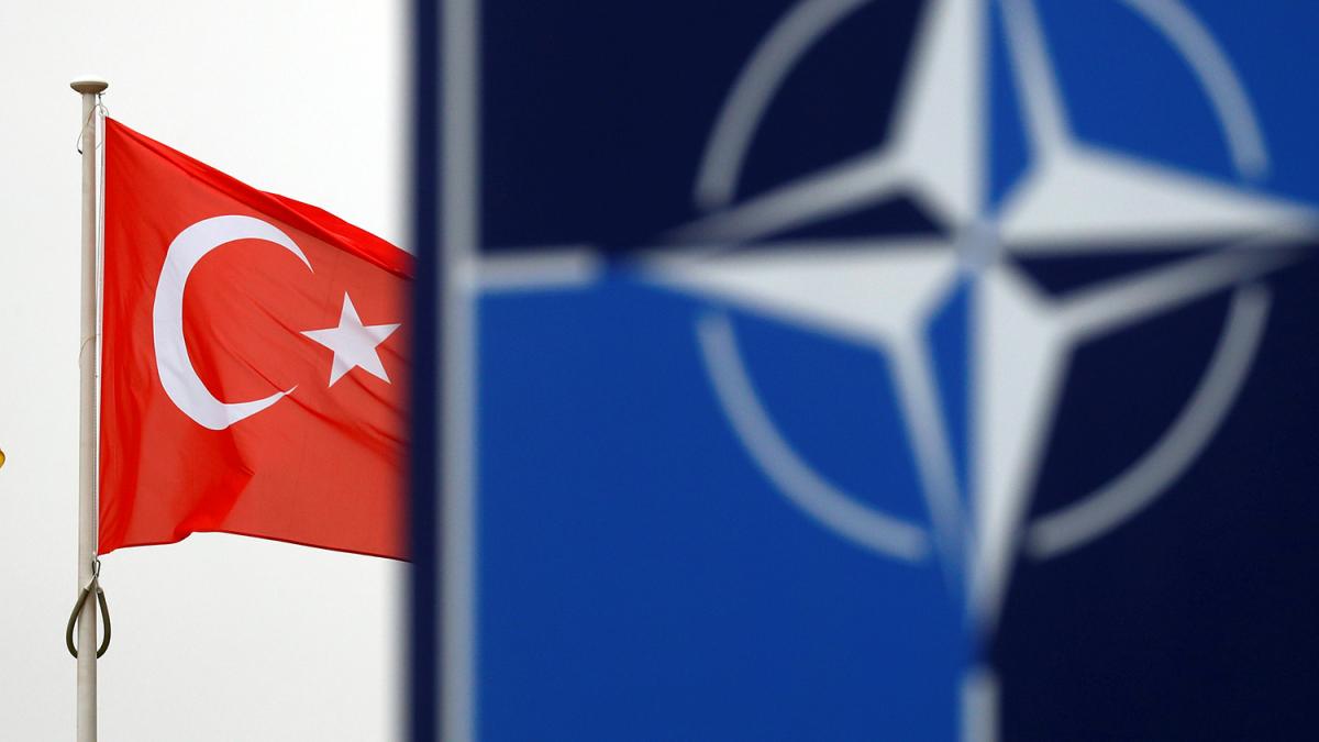 Турция ждет от Швеции и Финляндии выполнения подписанных обязательств для вступления в НАТО