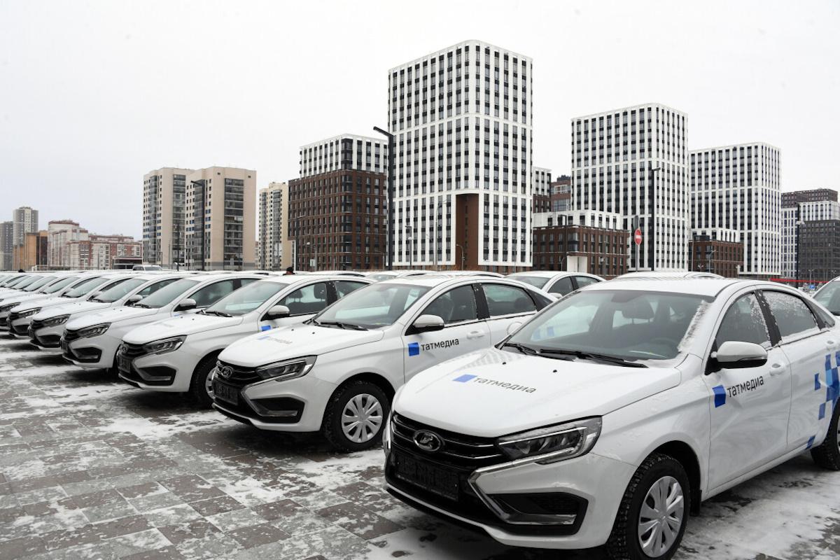 Глава Татарстана Рустам Минниханов передал новые автомобили для редакций республиканских СМИ