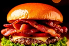 В суде Рязани мусульманин потребовал компенсацию с ресторана за наличие свинины в бургере