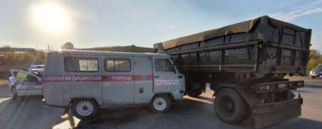 В Башкирии грузовик столкнулся с машиной скорой помощи, пострадали девять человек