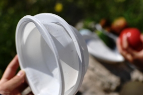 Маркировку о вреде для природы предлагают наносить на пластиковую посуду