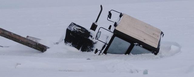 В Новосибирской области в лед озера Сартлан вмерз трактор