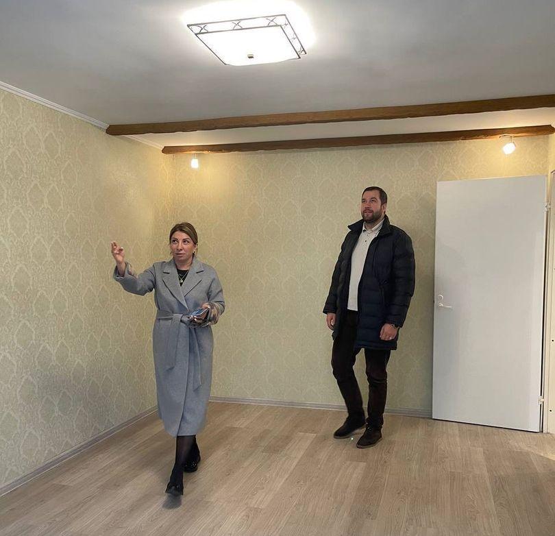 Замглавы г.о. Чехов Студеникина проверила ремонт в квартире для детей-сирот