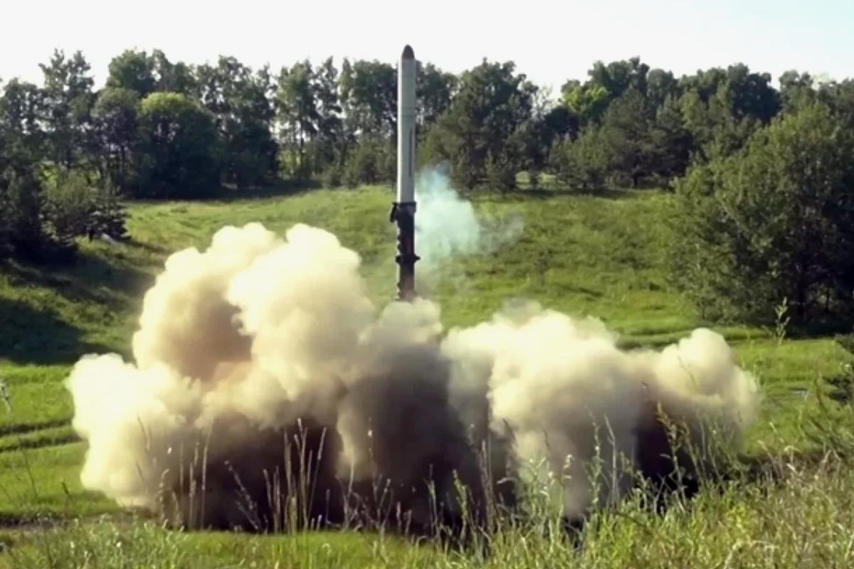 «Скоро еще добавим!»: российские бойцы написали на снаряде имя погибшего мальчика