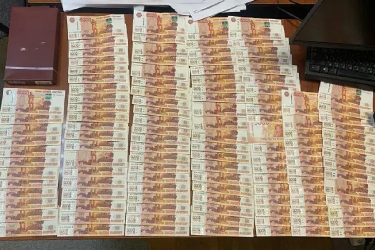 Курьеров мошенников с сумкой денег задержали в Саранске