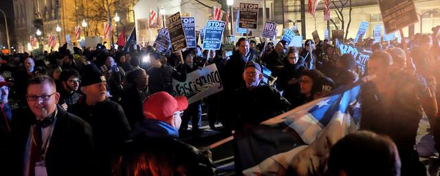 В Вашингтоне полиция применила газ в ходе митинга противников Трампа