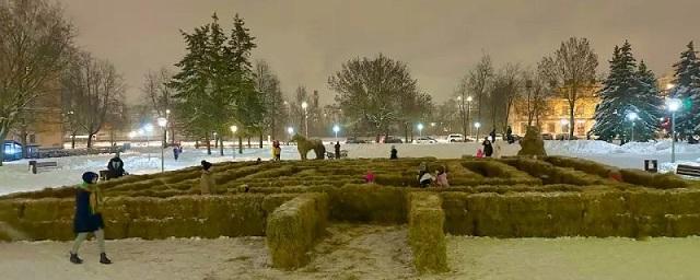 В Пскове возвели лабиринт из сена в парке на Четырех углах