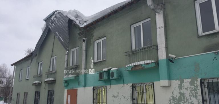 В Кузбассе глыба снега повредила крышу поликлиники