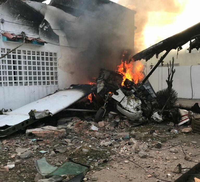 В Венесуэле при падении самолета на дом погиб человек