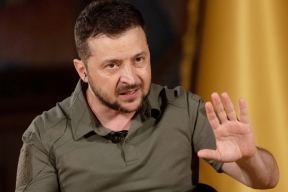 Зеленский заявил, что останется на посту президента из-за военного положения