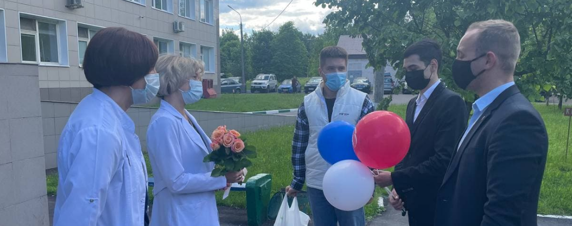 В Красногорске партийцы передали настольные игры в «Добрые комнаты»