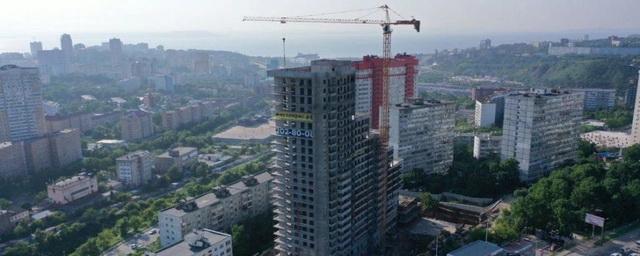 Во Владивостоке на строителей обрушилась конструкция