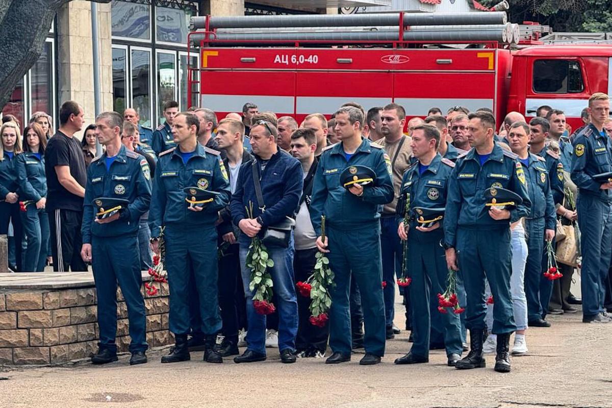 В Луганске простились с погибшими из-за дронов ВСУ спасателями