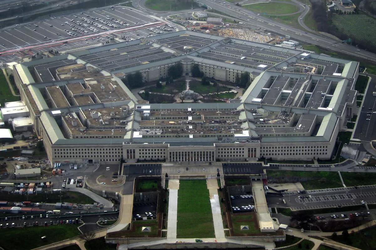 «Умер в госпитале, а не под бомбами»: Пентагон в тишине досчитал восьмого погибшего после ударов Ирана