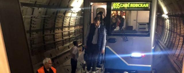 Всех пассажиров застрявших поездов столичного метро вывели из подземки