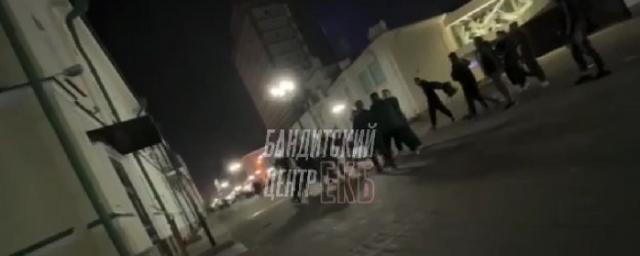 В центре Екатеринбурга парни устроили массовое побоище