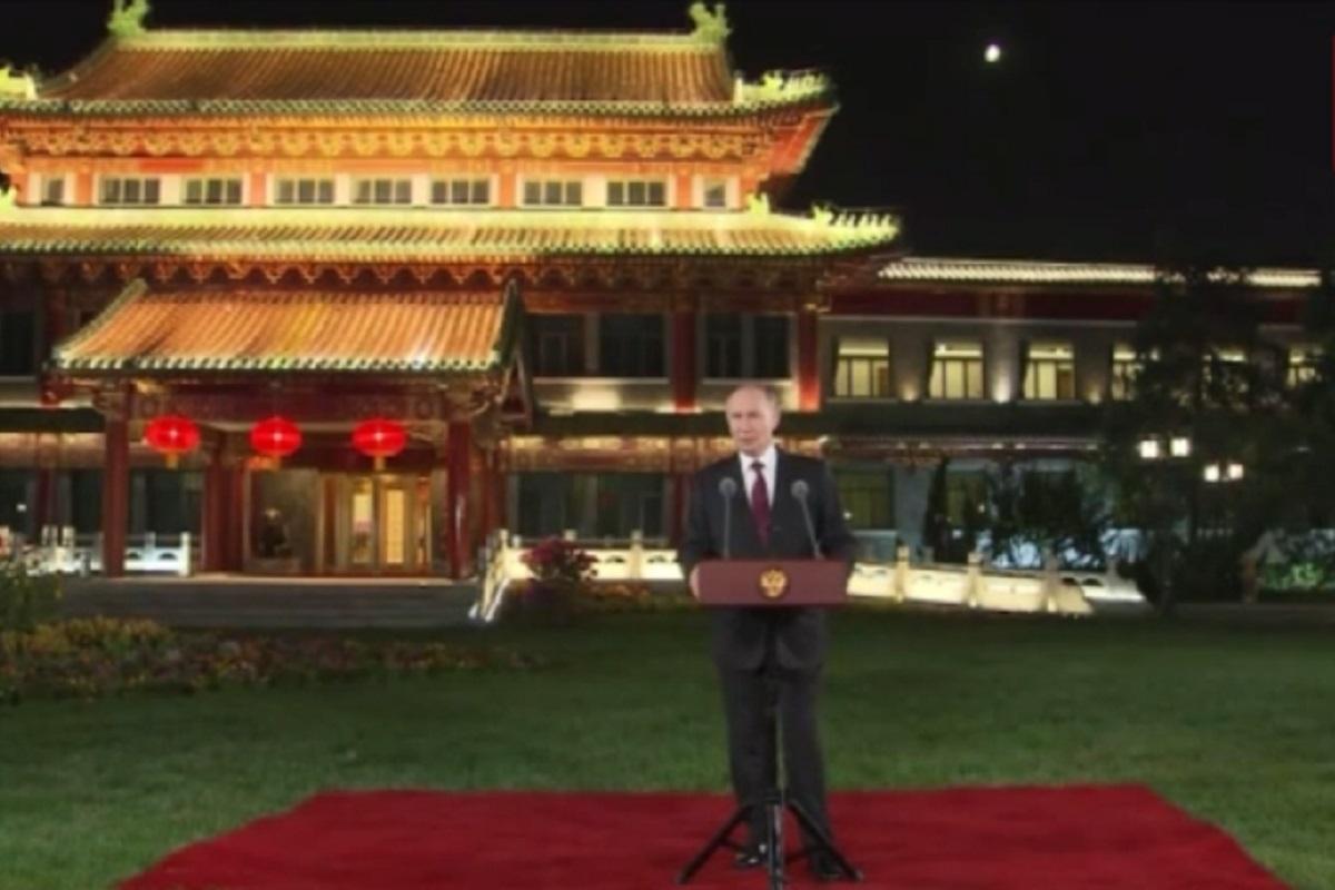 Будем воевать, пока голову не отвернем: Путин раскрыл детали провала мирных переговоров в 2022 году