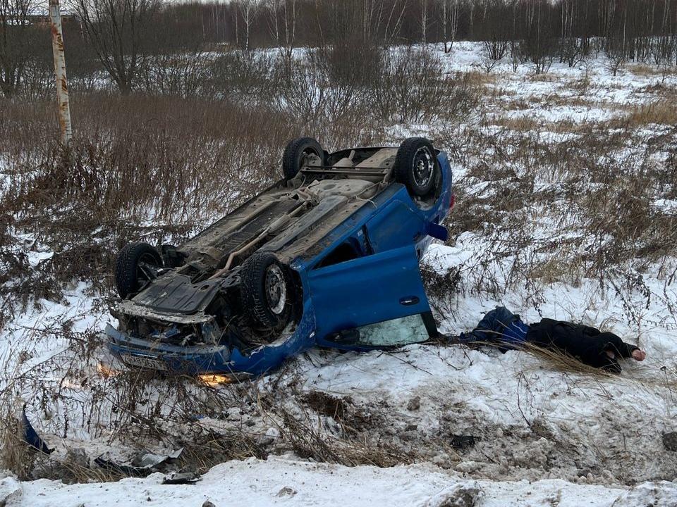 Под Смоленском иномарка вылетела в кювет и опрокинулась, водитель получил травмы