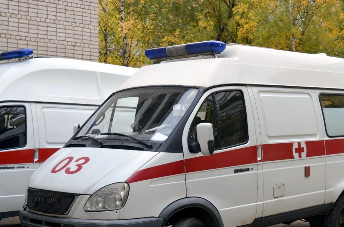 В Барнауле автомобилист сбил 49-летнюю женщину на остановке