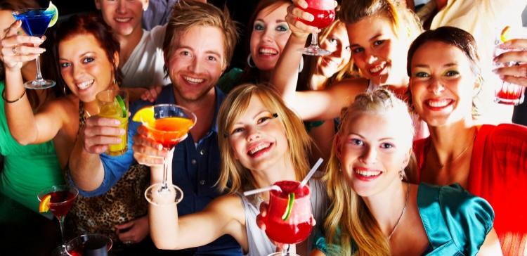 Исследование: Пьющие люди кажутся привлекательнее трезвенников