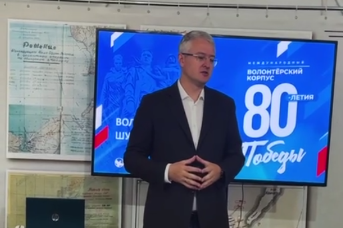 Губернатор Камчатки Владимир Солодов вручил награды волонтерам Победы, участвовавшим в подготовке юбилейных мероприятий