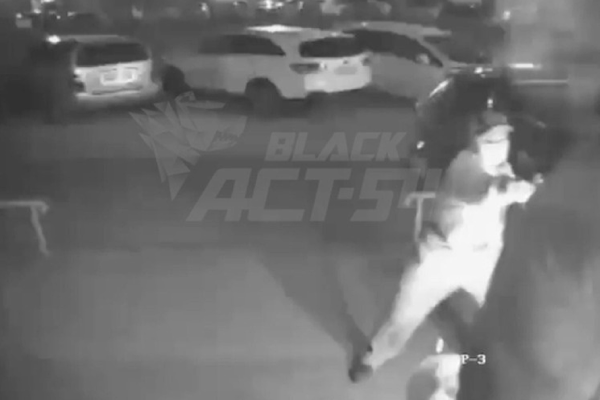 В Новосибирске неизвестный в маске напал на прохожих с ракетницей