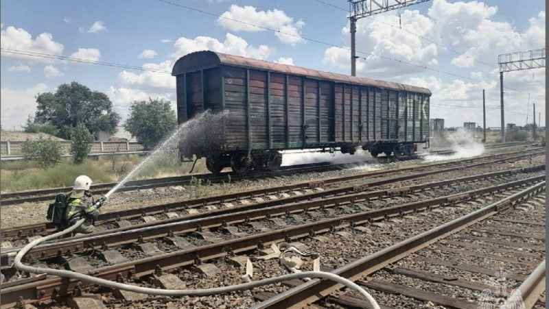 Под Астраханью тушат огонь в задымившемся вагоне