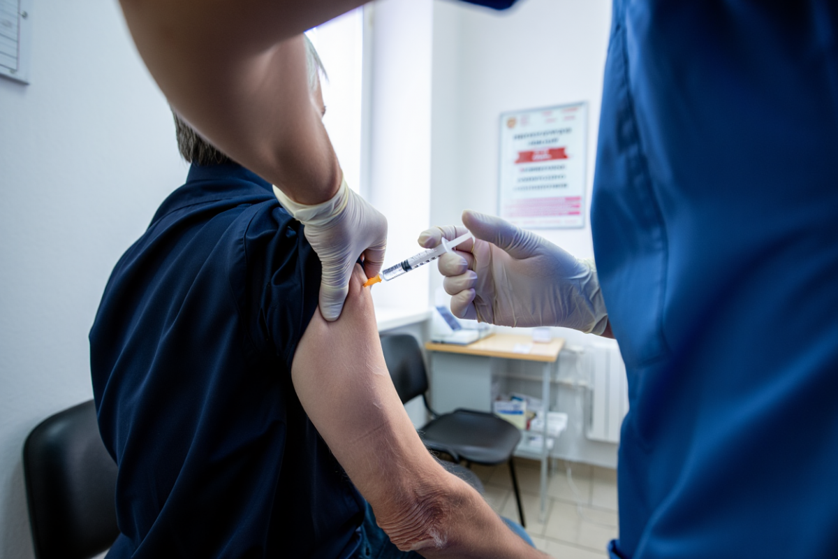 Названо число россиян, которые регулярно прививаются от гриппа