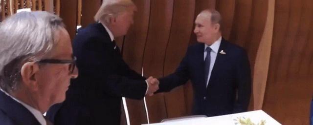 Путин и Трамп обменялись рукопожатием во время встречи на G20