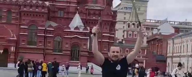 Донского казака задержали в Москве на Красной площади за номер с саблями