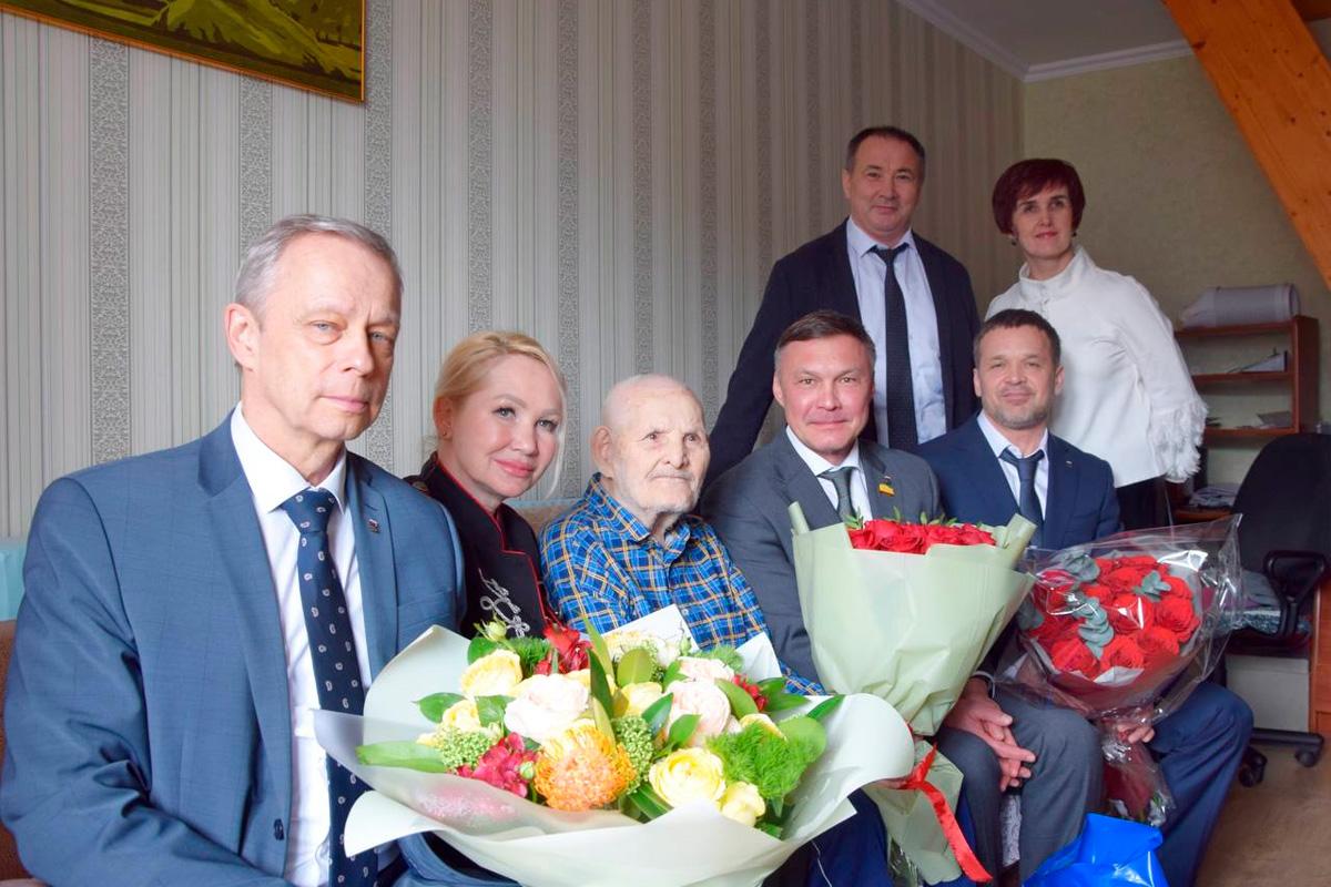 «Его жизнь вместила подвиг войны и труд мирного времени»: Глава Чебоксар Станислав Трофимов поздравил со 100-летием ветерана ВОВ Идриса Мингазова