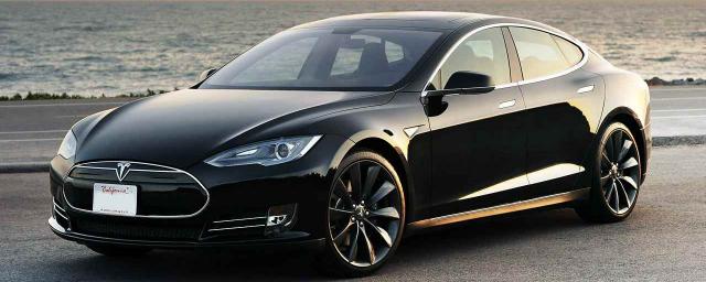 Tesla дистанционно отключила автопилот из-за долгов владельца авто