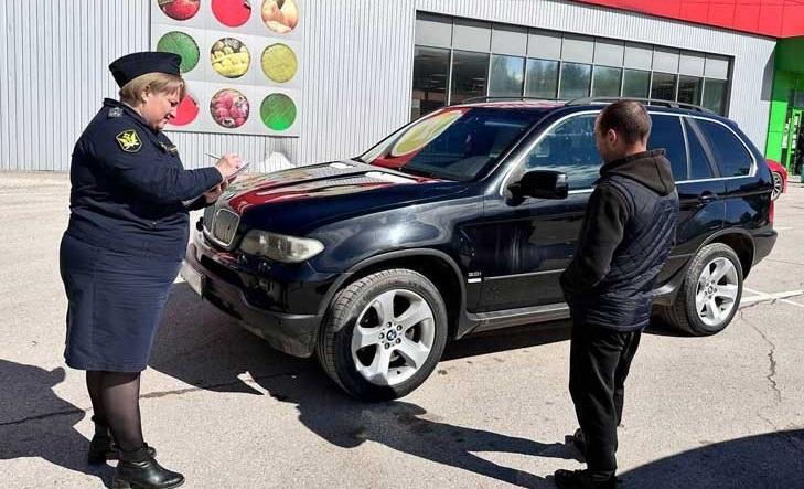 В Новосибирске приставы арестовали BMW X5 нерадивого отца и заставили его выплатить алименты в 200 тыс. рублей