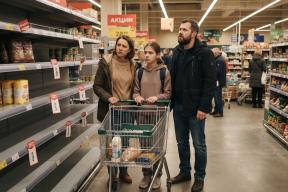 Эти продукты тихо убирают с полок: С августа привычный ассортимент магазинов сильно изменится