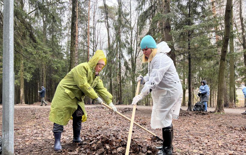 В лесопарке в микрорайоне «Изумрудные холмы» прошел субботник