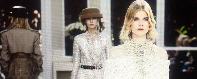 Chanel выпустил новую линию украшенной эмодзи одежды и аксессуаров