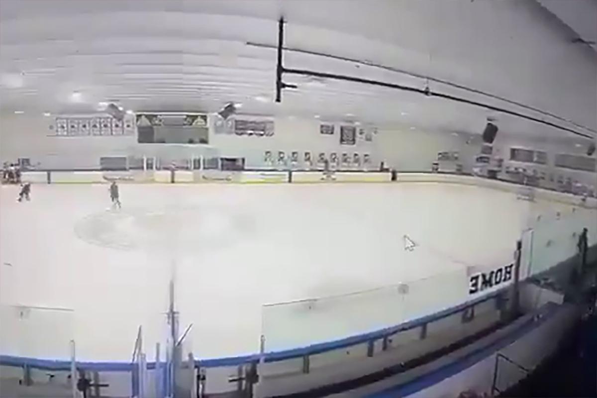 «Он целился в родных»: стрельбу на хоккейном матче в США устроил отец игрока из-за семейной ссоры