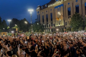 Протестующие в Тбилиси пытались сжечь флаг России