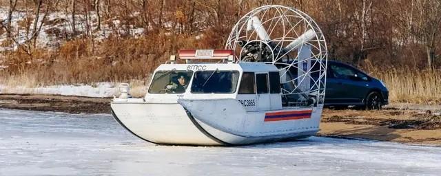 Во Владивостоке спасатели сняли с оторвавшейся льдины двух девушек