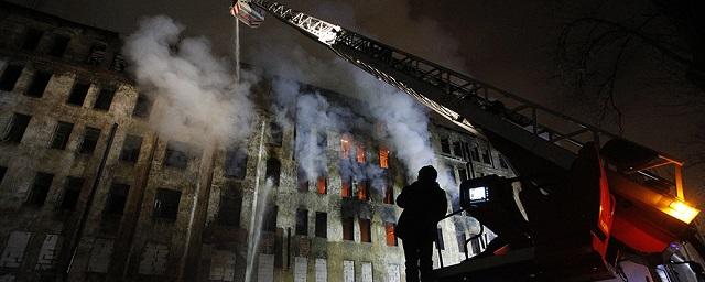 Петербург в огне: сгорел доходный дом на Черняховского