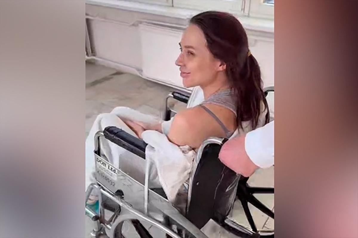 «Не в силах идти»: жених Лерчек впервые показал блогершу в инвалидном кресле перед химией