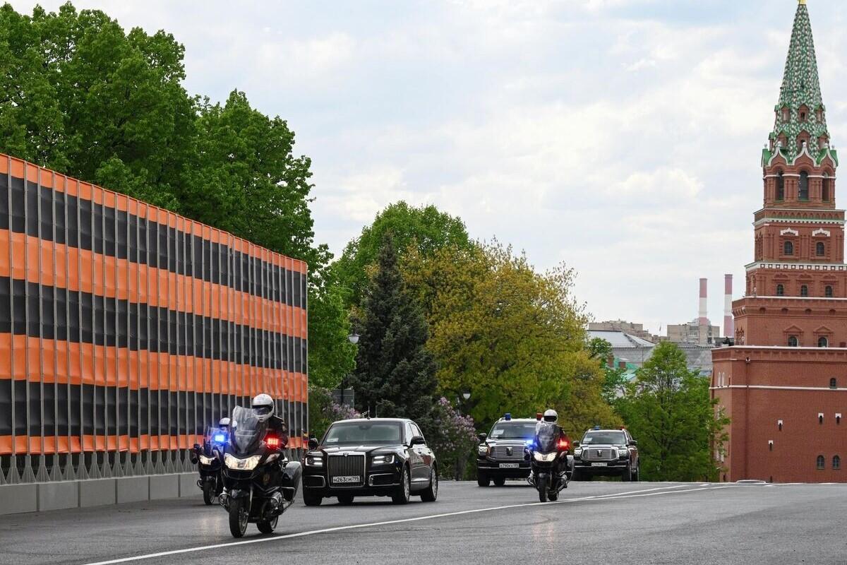 Гигантская георгиевская лента встречает иностранные делегации на территории Кремля