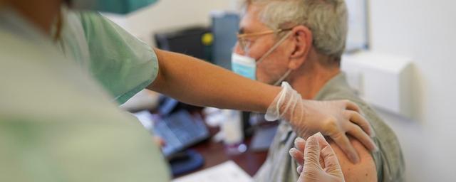 Вакцинация от COVID-19 станет обязательной для врачей и учителей