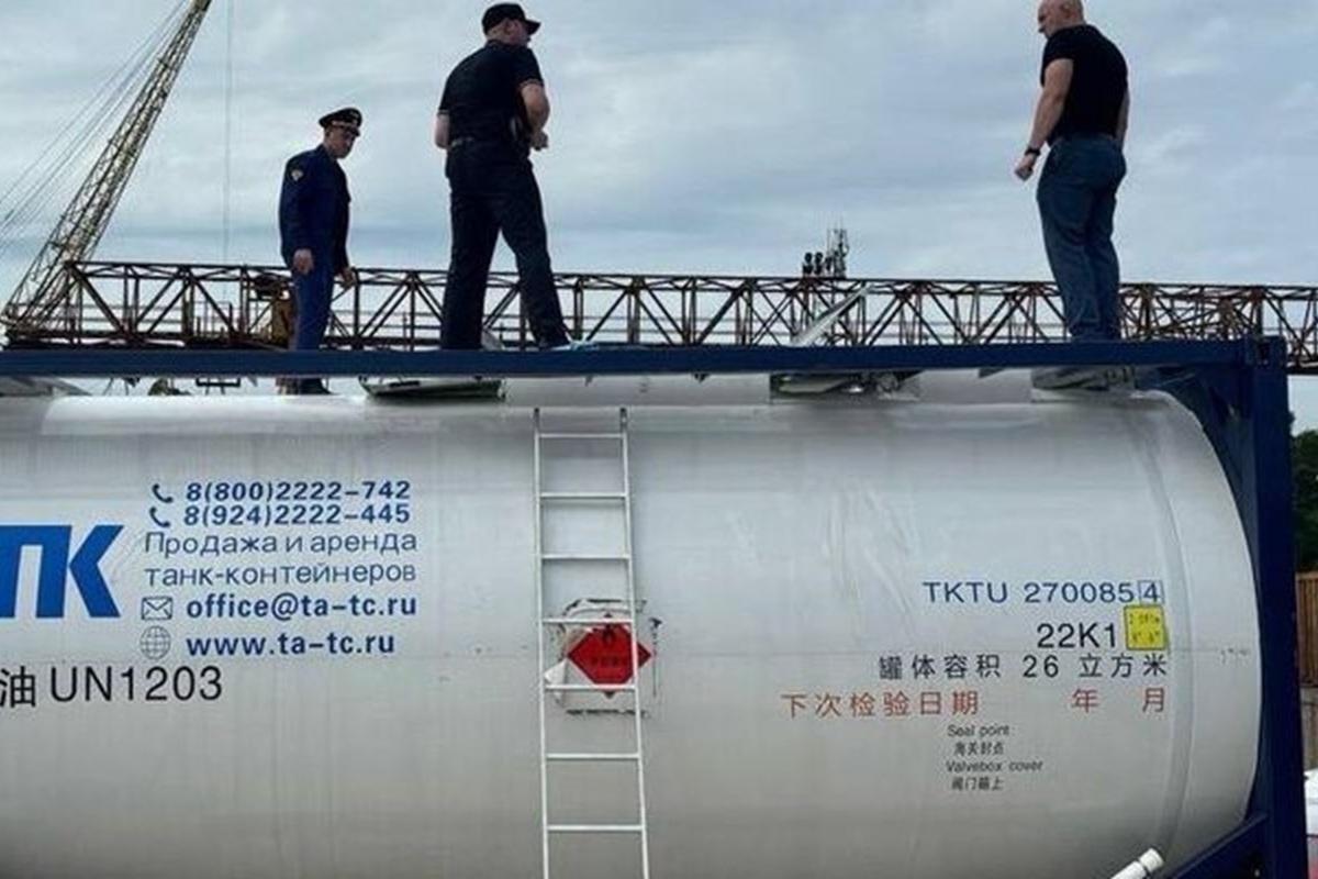 Рухнули в топливную цистерну и погибли два работника речного порта Хабаровска