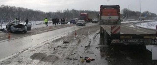 На севере Москвы грузовик снес забор и въехал в частный дом