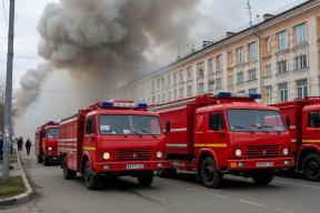 Дым над Савушкина: к торговому центру в Петербурге примчались десять пожарных расчётов